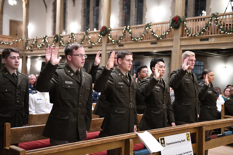 Army ROTC cadets take their oaths during the commissioning ceremony at 鶹ŮԱ Institute.
